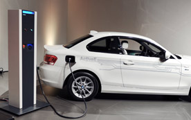 Bei passenden Ladestationen können Elektroautos über dieselbe Fahrzeugladedose nach Bedarf schnell mit Gleichstrom oder langsam mit Wechselstrom geladen werden.